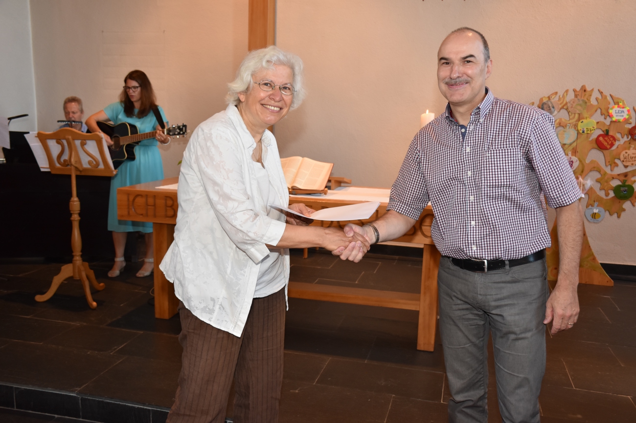 Daniel Stahl wurde von Kirchenrätin Gerda Schärer (links) für den Laienpredigtdienst diplomiert.