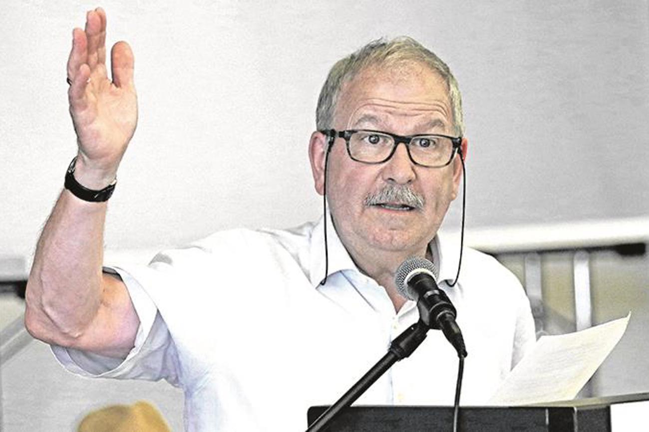 Mit einem weinenden und einem lachenden Auge beendet Christian Plüss sein fast vier Jahrzehnte dauerndes Engagement für die Heks-Regionalstelle beider Basel.|Matous