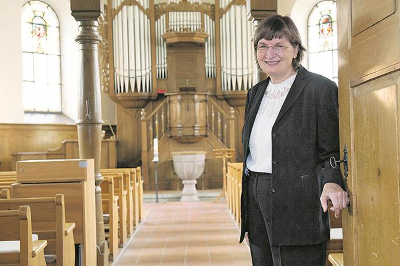 «Ich habe mich in den Klang dieser Orgel verliebt.» Gertrud Walch in der Kirche Oberhallau. |Leutert