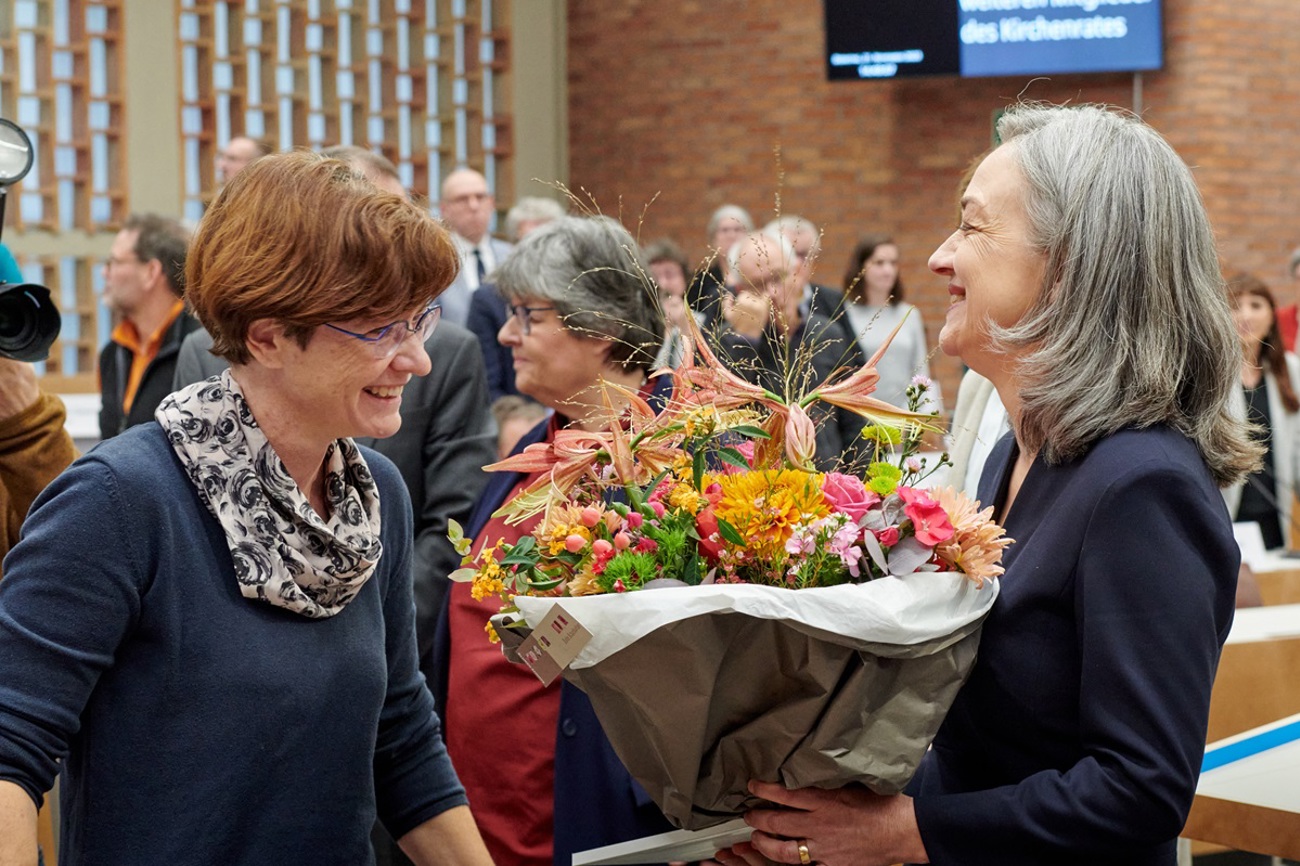 Die Thurgauer Pfarrerin Esther Straub (rechts) wird als erste Frau zur Kirchenratspräsidentin der Zürcher Landeskirche gewählt.  (Bild: Gion Pfander)