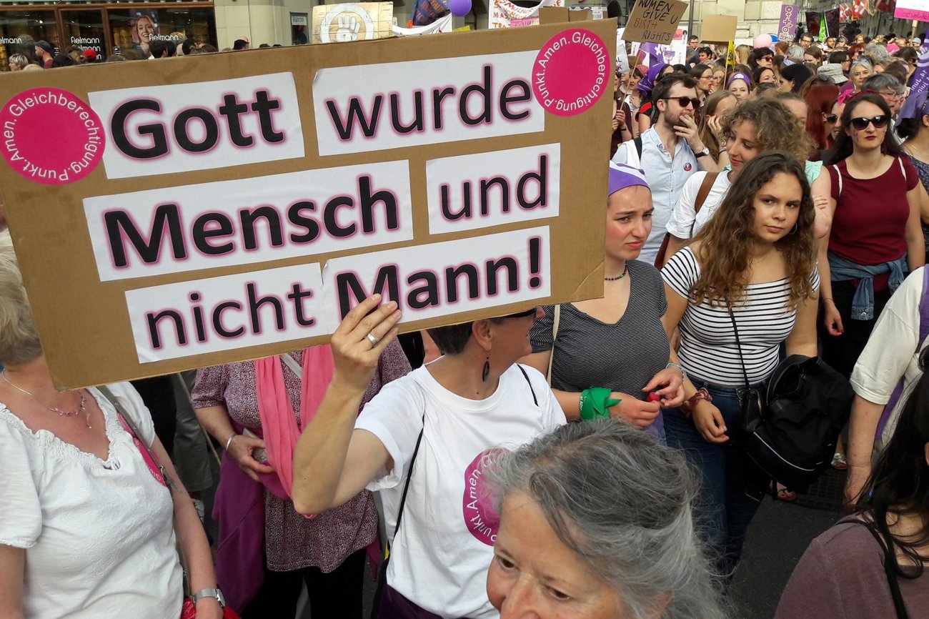 Am Frauenstreik 2019 in Bern ist auch die Kirche dabei. | Quelle: Anna Schindler