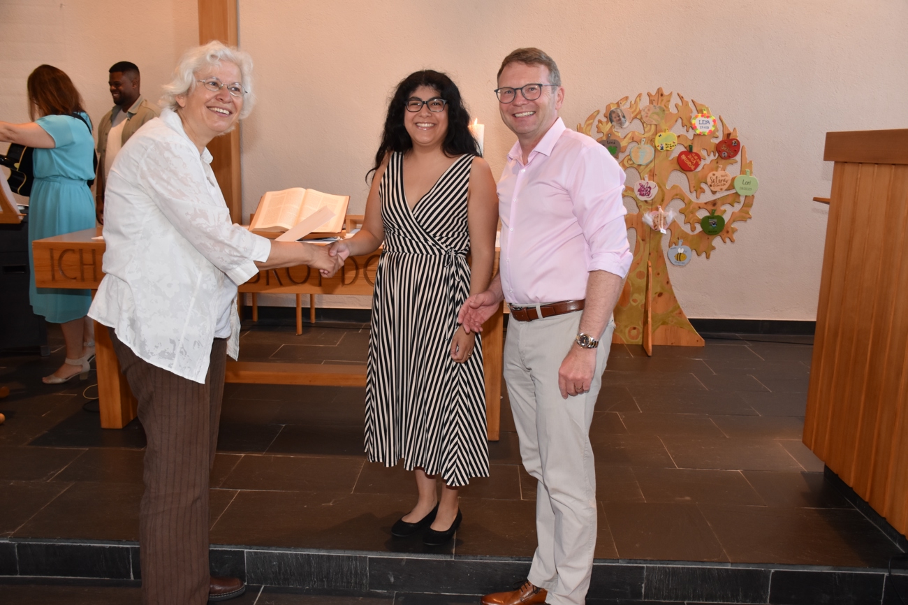 Angela Bacher und Roman Salzmann wurden von Kirchenrätin Gerda Schärer (links) für den Laienpredigtdienst diplomiert.