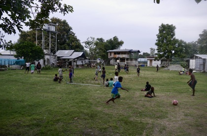 Nachbarskinder spielen Fussball