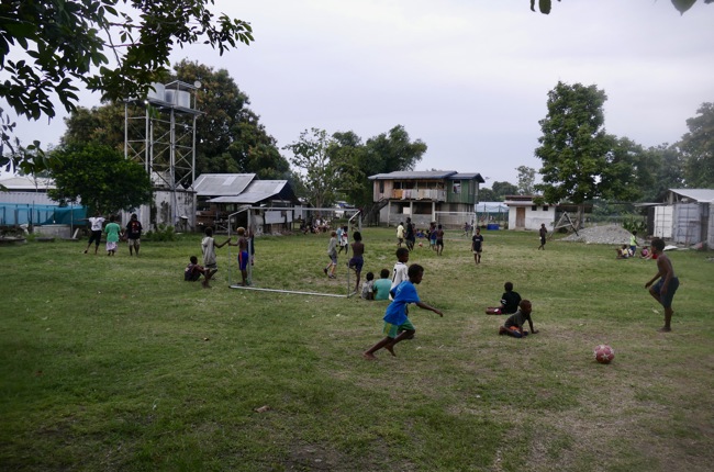 Nachbarskinder spielen Fussball Nachbarskinder spielen Fussball