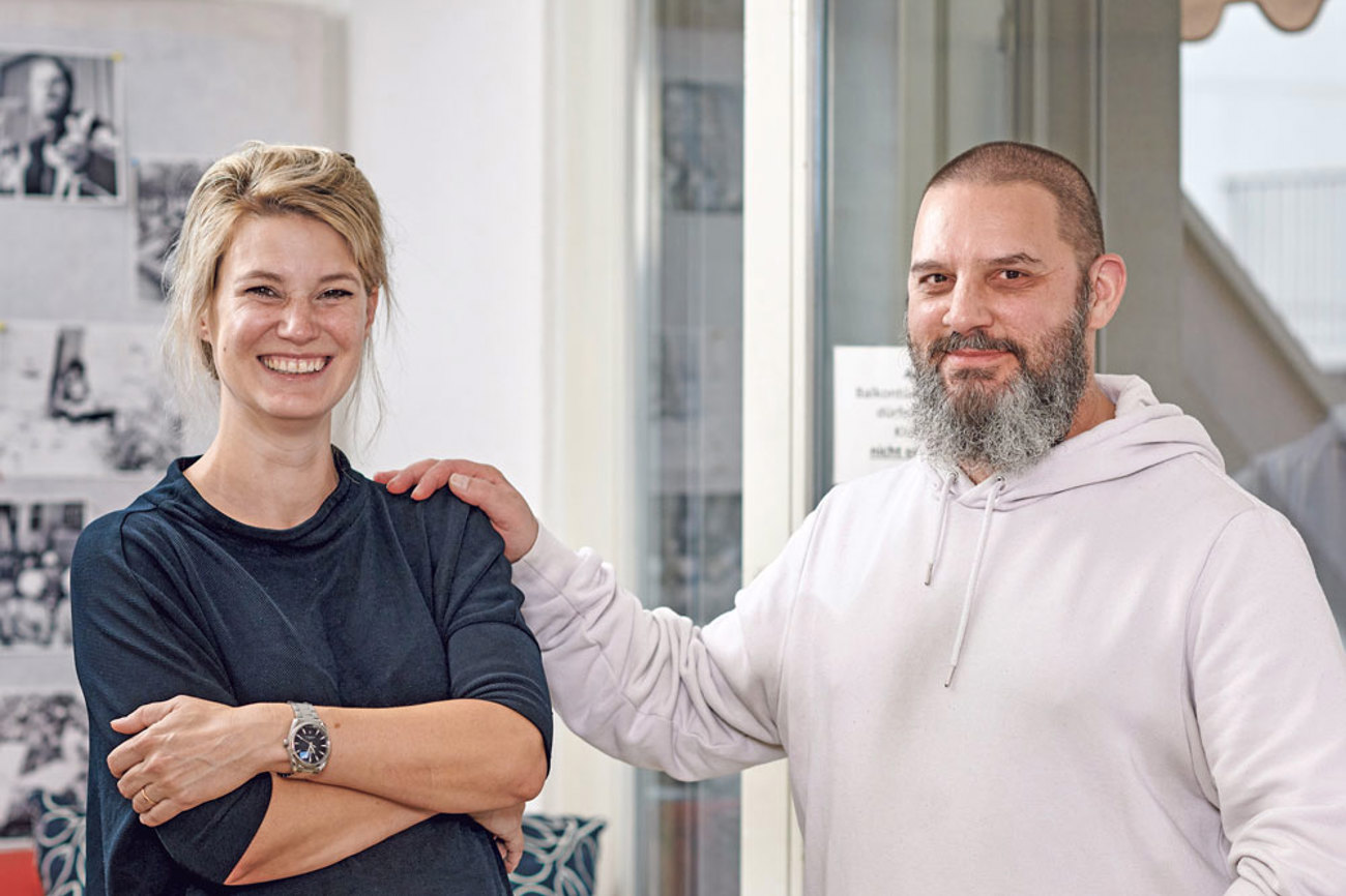 «Wir haben es jeden Tag in der Hand, wie wir einander begegnen»: Friederike Rass, Leiterin des Sozialwerk Pfarrer Sieber und der ehemalige Obdachlose Matthias Lehmann, der heute für das Sozialwerk arbeitet. | Fotos: Gion Pfander