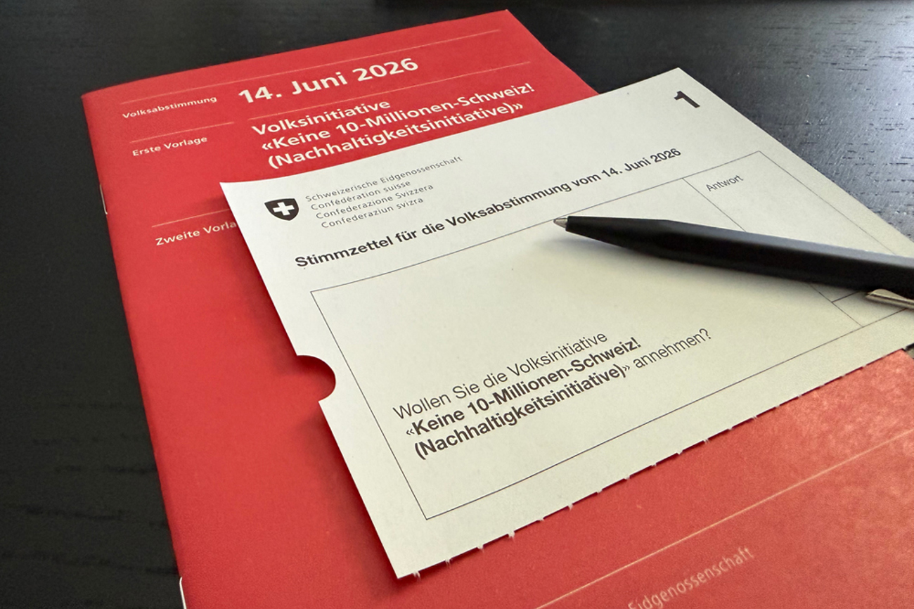Abstimmungsunterlagen zur Volksinitiative «Keine 10-Millionen-Schweiz!» – die Landeskirchen geben keine Parole heraus. | Foto: nin