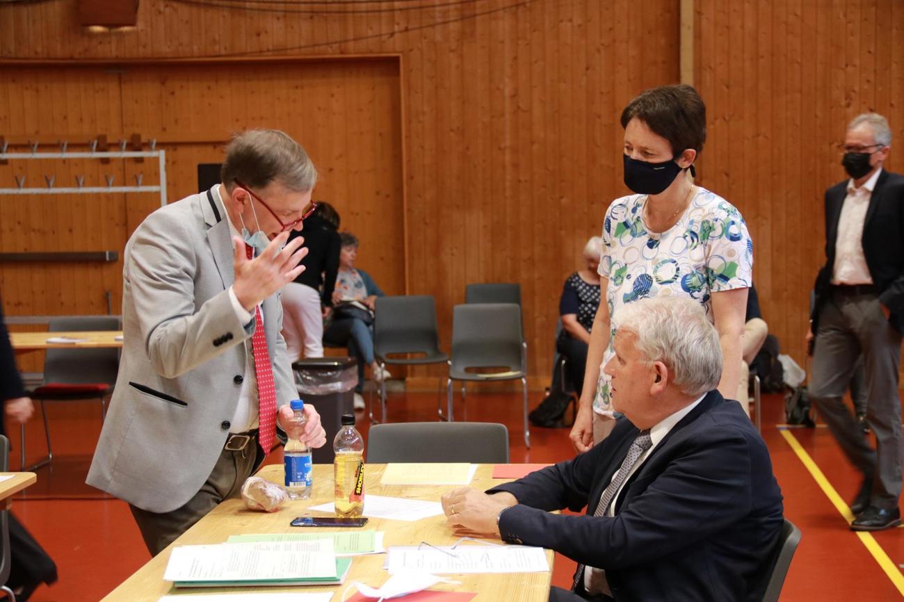 Die Synode tagte aufgrund der Corona-Bestimmungen wohl letztmals in der Frauenfelder Rüegerholzhalle. Hier diskutiert Pfarrer Gottfried Spieth mit Susanne Meyer-Büchi und Heinrich Krauer. (Bild: Claudia Koch)