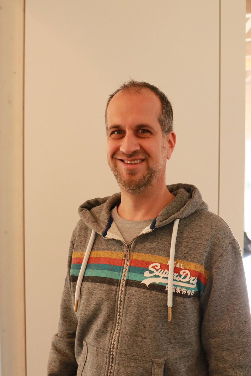 Mathias Hüberli ist Jugendarbeiter in Wängi und bestätigt die Wichtigkeit von Angeboten wie Lagern: «Dadurch, dass wir einen anderen Zugang zu Jugendlichen haben, getrauen sie sich eher, ein Problem anzusprechen.» (Bild: Claudia Koch)