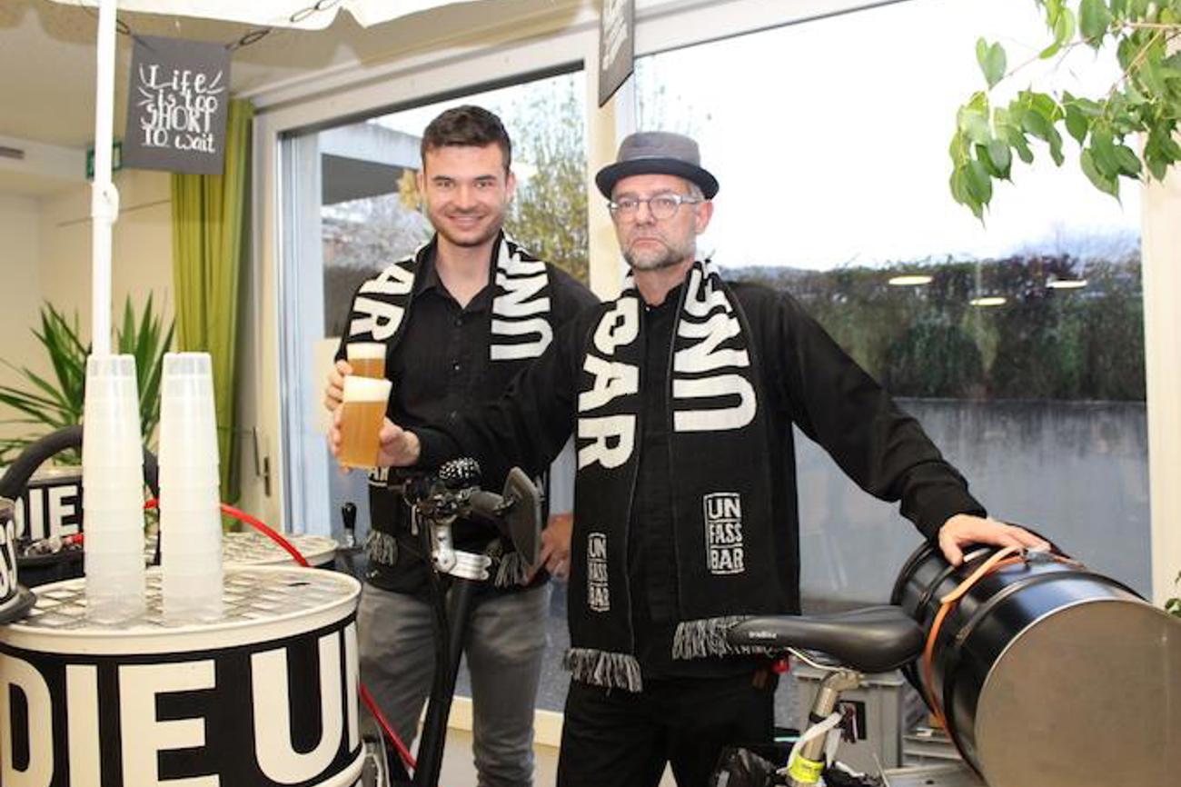 Die  beiden Berner Pfarrer Tobias und Bernhard schenkten an der «Unfassbar» Bier aus.