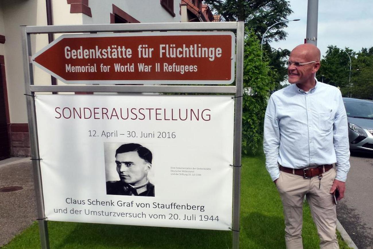 Johannes Czwalina vor seiner Gedenkstätte in Riehen. | Andreas Schwarzkopf/wiki