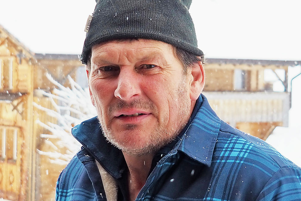 Alpsteinkorn-Vereinspräsident Jakob Knaus auf seinem Betrieb oberhalb von Unterwasser. Seit fast drei Jahrzehnten baut er im bergigen Alpsteingebiet Getreide an und berät andere Bergackerbauern. Foto: Michel Bossart