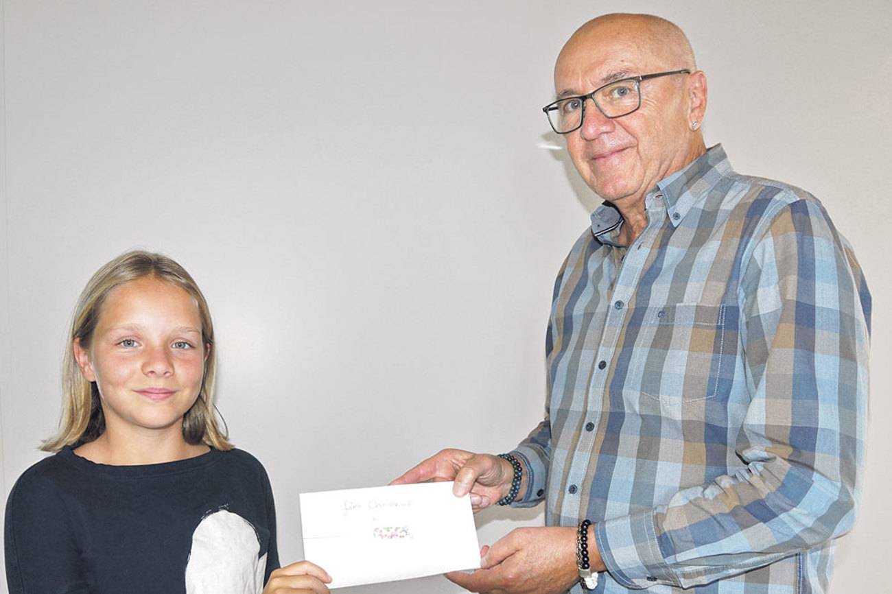Millie Lüchinger (links) blickt Journalistin Andrea Kobler am Zukunftstag über die Schultern, stellt Robert Zellweger Fragen und übergibt dem «Christkind» von Wienacht einen Brief.  Foto: Andrea Kobler