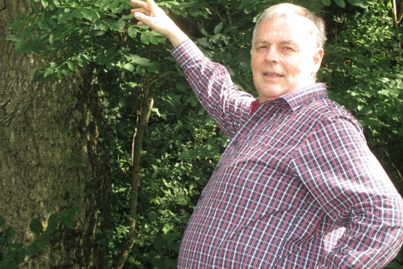Mit dem Nussbaum vor seiner Wiese ist Rolf Bartholdi seit seiner Kindheit vertraut. (Bild: brb)