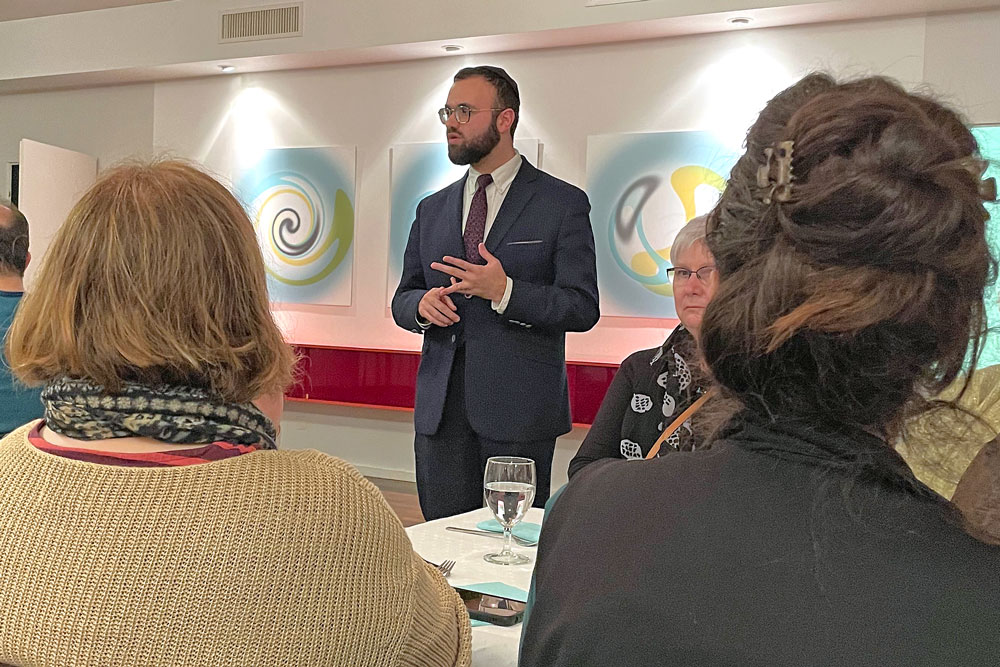 Moshe Baumel, Rabbiner der Israelitischen Gemeinde Basel, erzählt die Geschichte der Königin Esther von Persien. Ta'anit Esther ist einer von fünf Fastentagen im jüdischen Kalender. | Foto: Nicole Noelle