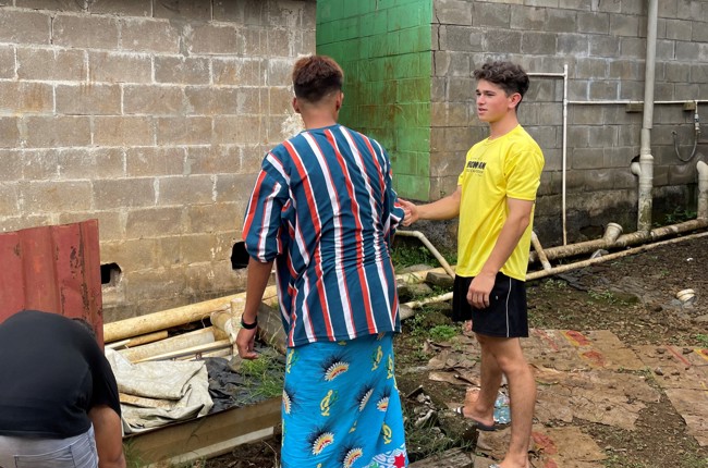 Manuel Ditthardt (rechts) bei der Arbeit auf der YWAM-Basis in Samoa. Manuel Ditthardt (rechts) bei der Arbeit auf der YWAM-Basis in Samoa.
