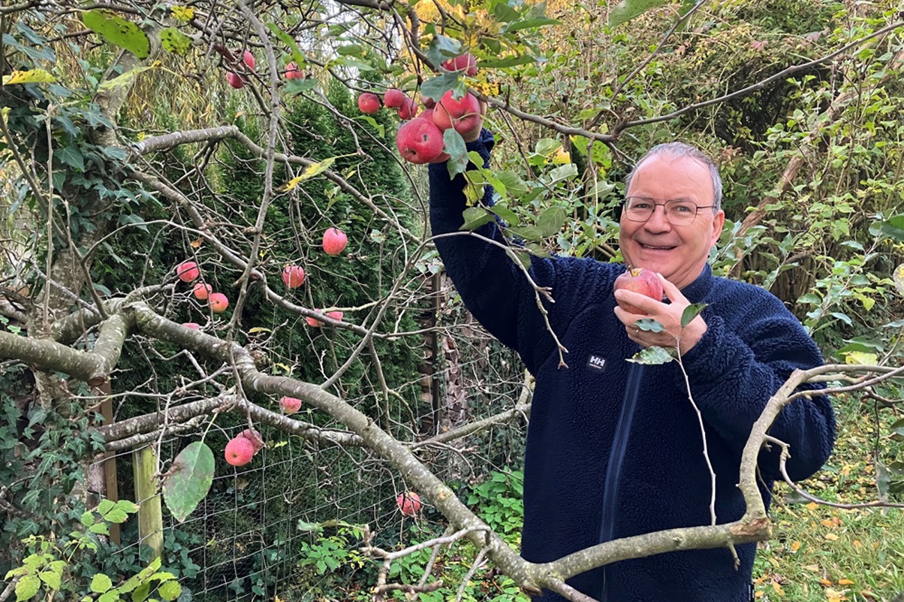 Vom Pflanzen der Kartoffeln bis zum Ernten der Äpfel: Ernst Ritzi erfreut sich an seinem Garten. (Bild: pd)