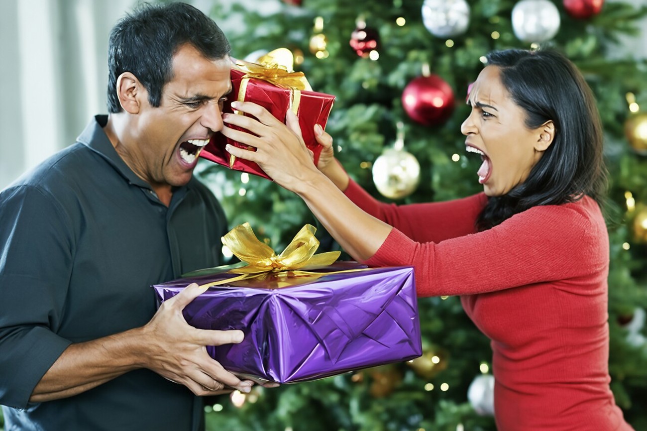 Wenn der Streit am besinnlichen Familienfest eskaliert, sind Geschenke vielseitig einsetzbar. Bild: iStock (KI-generiert)