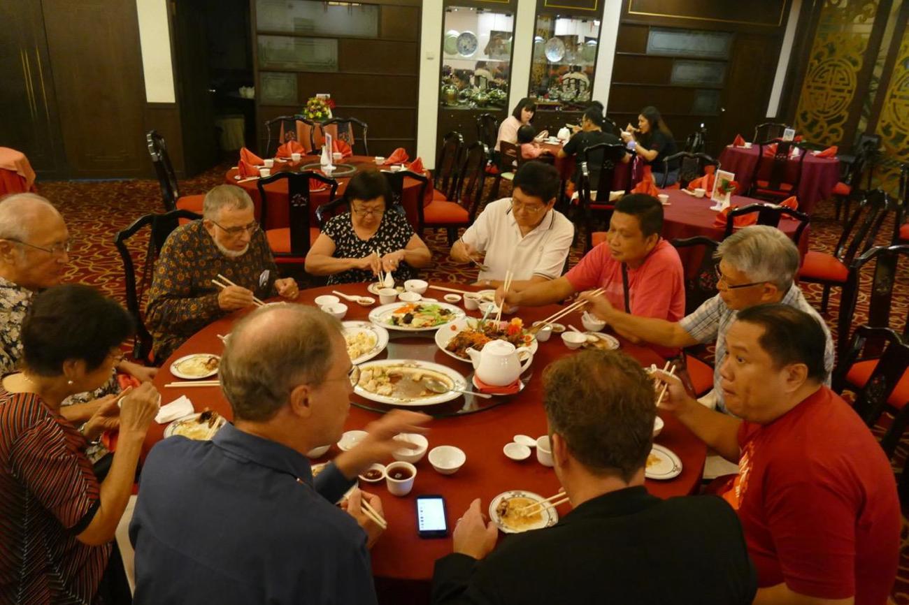 Essen mit der Kirchenleitung der BCCM (Basel Christian Church of Malaysia) in Sandakan.