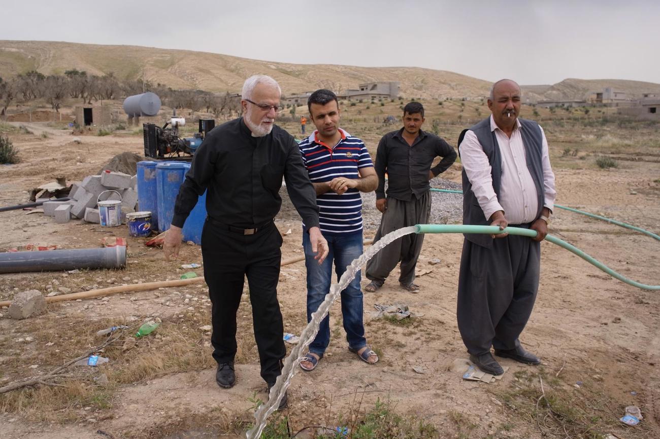 Emanuel Youkhana inspiziert eine neu eingerichtete Bewässerungsanlage bei jesidischen Bauern.  (Bild: Delf Bucher)