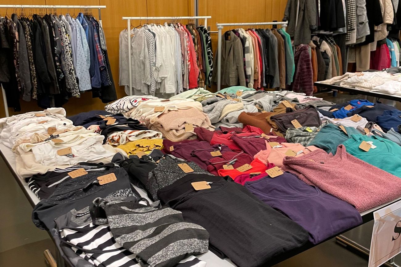 Bei "von mir zu dir" gibt es eine grosse Auswahl an Frauenkleidern. (Bild: zVg)