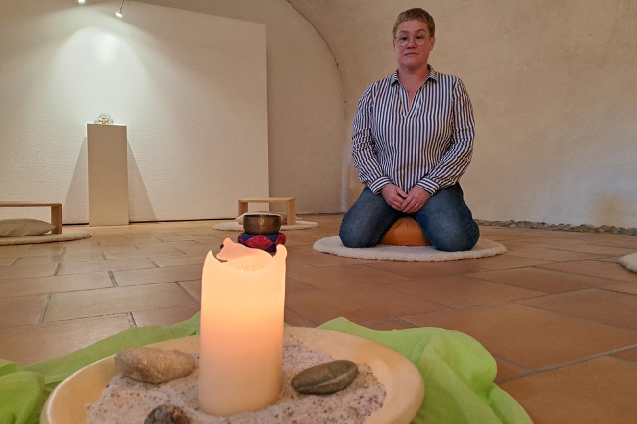 Pfarrerin und Meditationsleiterin Cathrin Legler bei der Vorbereitung von Stille-Angeboten – auch für die Adventszeit. (Bild: zVg)