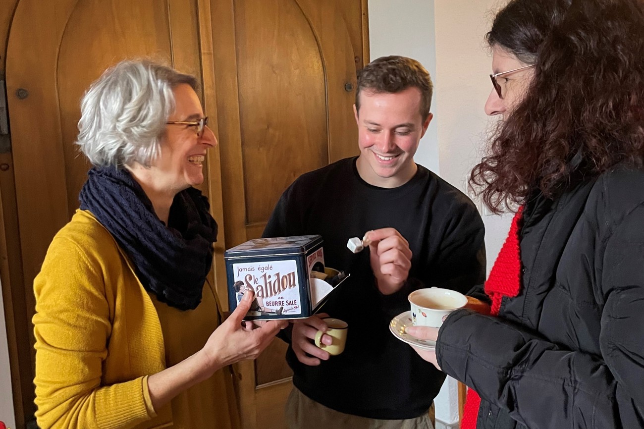 Nathalie Poletti (links) serviert im Café «Chez Nathalie» in der Kirche Oberhofen Kaffee und «Schöggeli». (Bild: Manuel Ditthardt)