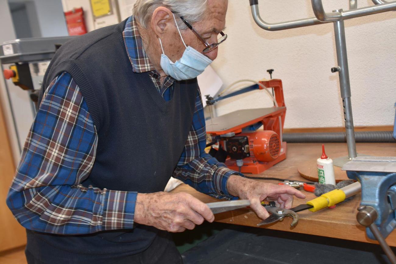 Der Meister des Schleifens, und das mit 92 Jahren, ist Alfred Schrepfer.