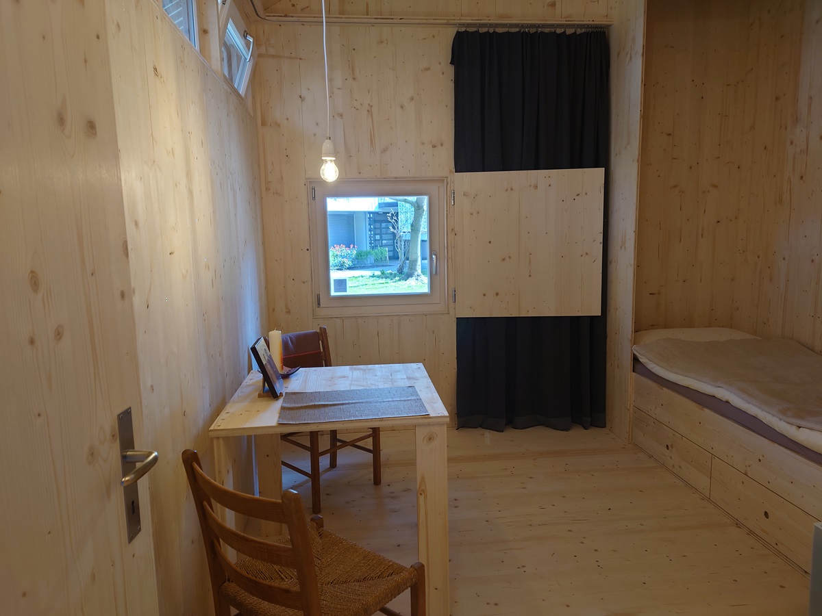 Klein aber fein - das Zimmer ist zwar eng, aber doch gemütlich eingerichtet. (Bild: wiborada.sg / ig)