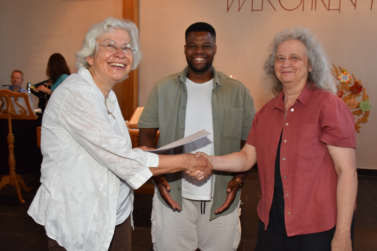 Karin Engeler (rechts) und Willy Ramazani wurden von Kirchenrätin Gerda Schärer (links) für den Laienpredigtdienst diplomiert.