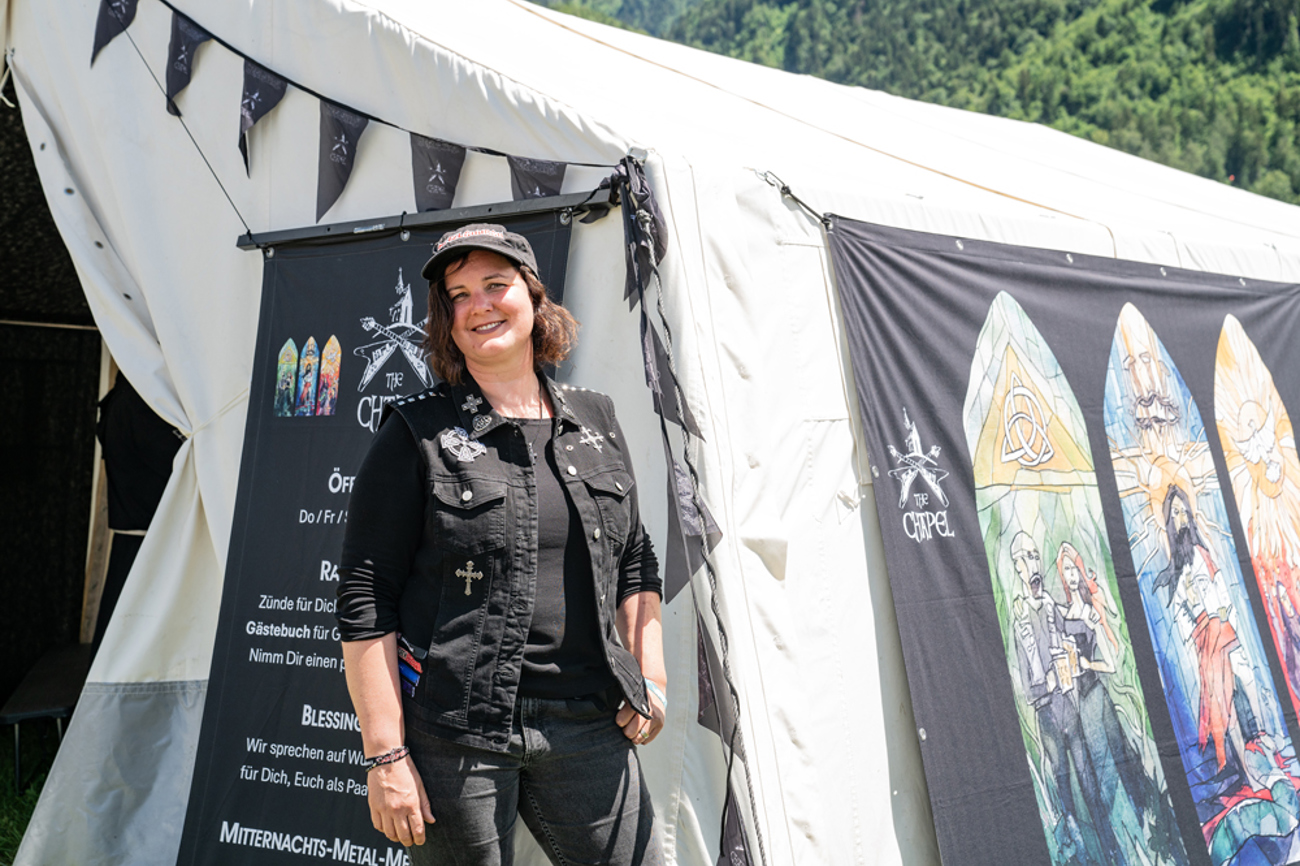 Nadine Zurbrügg vor der Zelt-Kapelle der Metalchurch am Greenfield-Festival in Interlaken. | Foto: Vera Rüttimann