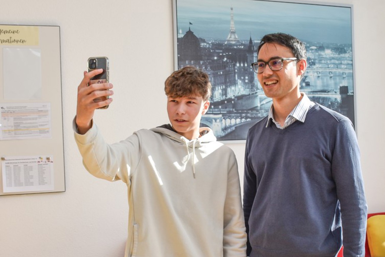 Storytelling hautnah: Matija Frauchiger macht ein Selfie mit Jyoti Guptara, seinem Vorbild als Fantasyautor. (Bild: mf)