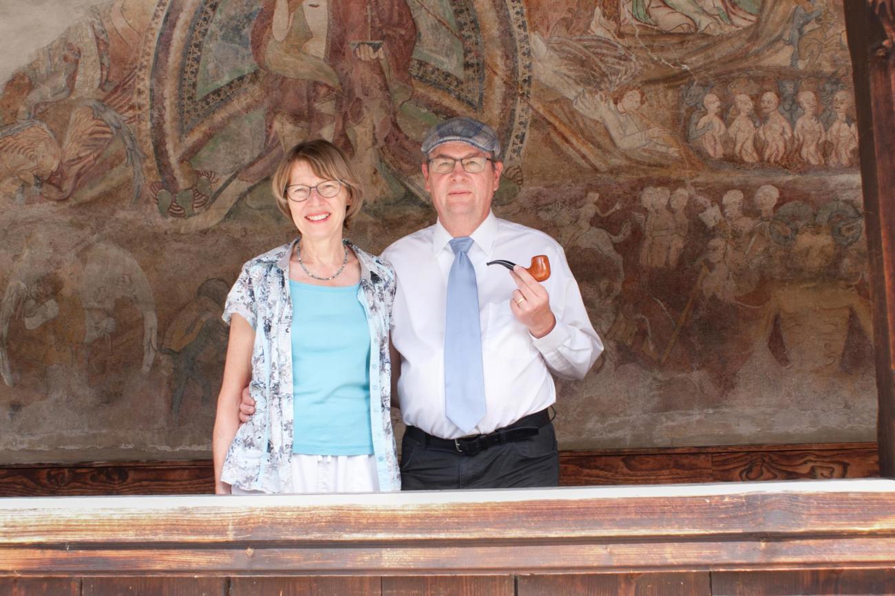 Elisabeth und Roland Trachsel in der Kirche in Adelboden. Das Fresco stammt aus dem Jahr 1471. (Bild: zVg)