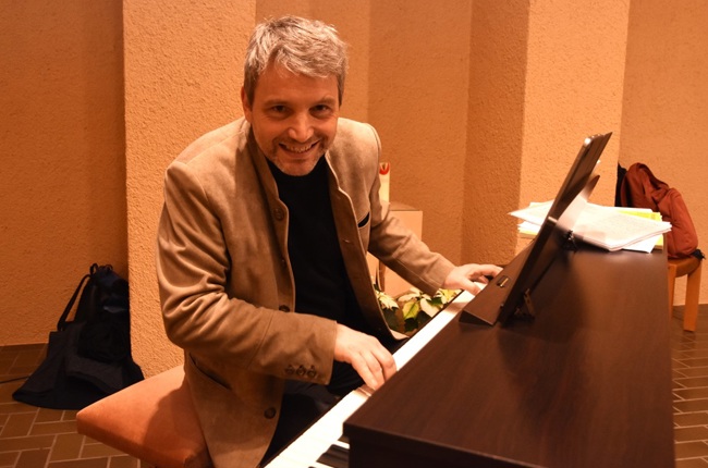 Kirchenmusiker Dieter Wagner trug massgeblich zur guten Stimmung bei. (Bild: Cyrill Rüegger) Kirchenmusiker Dieter Wagner trug massgeblich zur guten Stimmung bei. (Bild: Cyrill Rüegger)