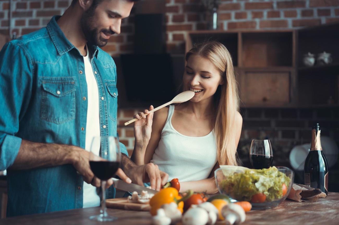 Genussvoll ans Essen herangehen, möglichst viel selber kochen und sorgsam mit den Ressourcen umgehen – eine persönliche Bereicherung und ein Beitrag zur Bewahrung der Schöpfung. (Bild: AdobeStock)