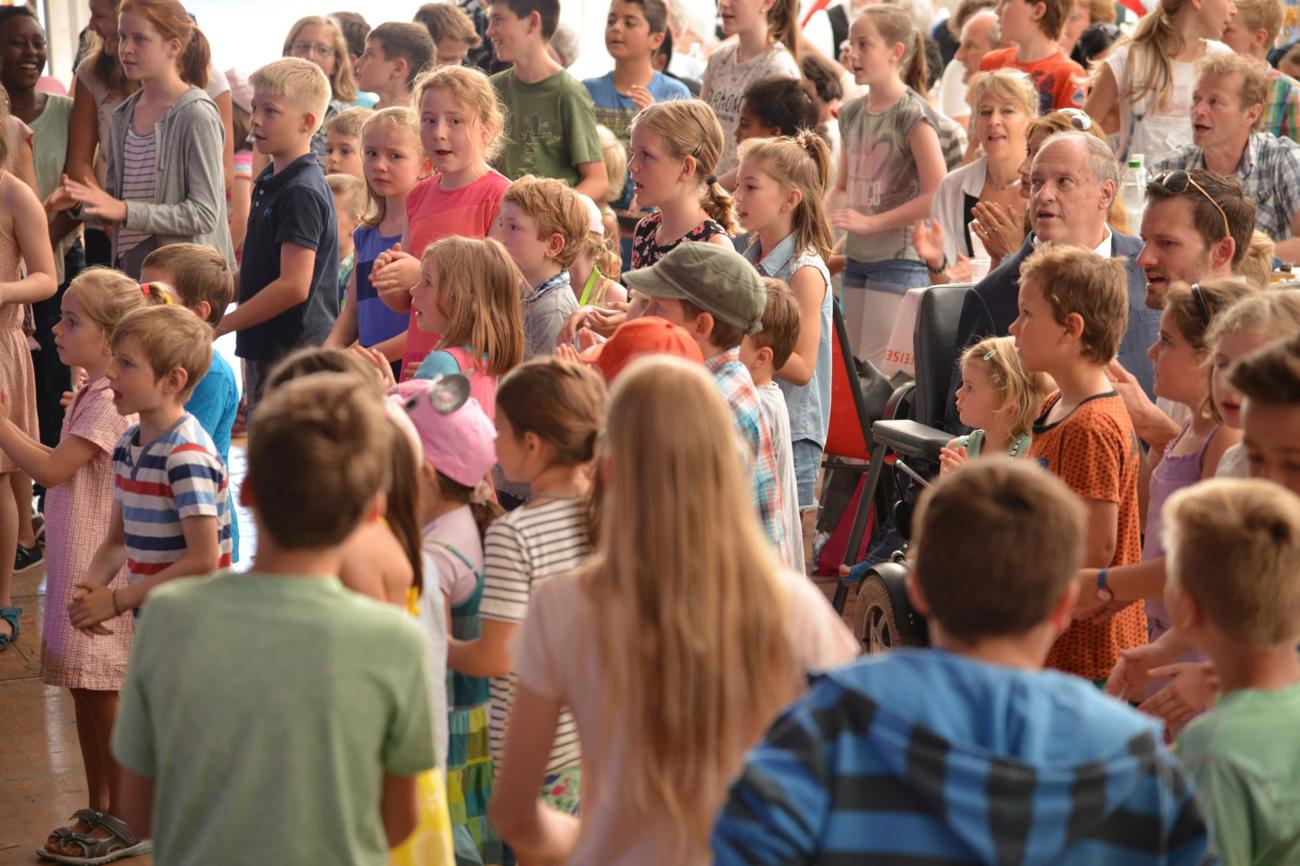 So wie hier am Kirchensonntag 2017 wird das Publikum auch bei den «Um Gottes Willen!»-Aufführungen zum Mitsingen
animiert. (Archivbild: Gabriele Pecoraino)