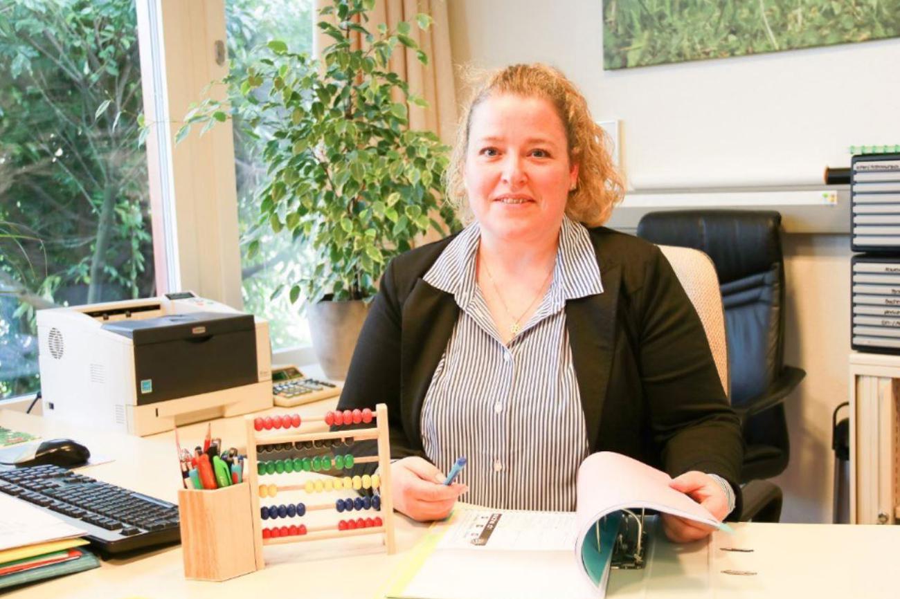 Marianne Pfändler mit dem Zählrahmen, den sie zum Stellenantritt als Kirchenpflegerin in Kreuzlingen erhalten hat.